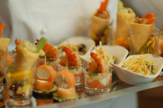 fingerfood catering fur veranstaltungen im hotel albrechtshof fingerfood auf platten serviert vom alvis catering service berlin mitte