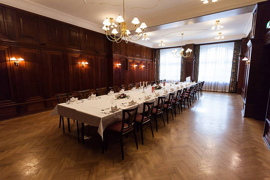 Lange Tafel im im Bankettsaal - Der Antike