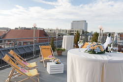 Sektempfang auf der Dachterrasse über Berlin